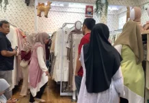 Menjelang Hari Raya, Toko Pakaian Gamis Mulai di Serbu Masyarakat
