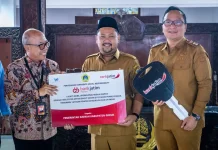 Bupati Gresik Serahkan Tiga Mobil CSR Bank Jatim untuk Ponpes dan GP Ansor Bawean