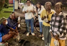 Komunitas Kreasi Pemuda tanpa Batas Bagikan 100 Paket Sahur di Surabaya