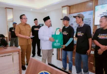 Bupati Gresik Lepas Kampanye Zakat Angkot, 50 Sopir Terima Bantuan