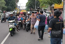 PWI Sidoarjo Bagikan Ratusan Paket Takjil Ramadan