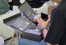 Unboxing Serentak 2000 Konsumen Tandai Distribusi Ponsel AI