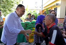 Wali Kota Eri Kembali Bagikan Paket Sembako di Balai RW 5 Lempung Surabaya