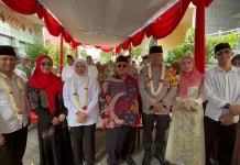 Khofifah dan Emil Kompak Berbagi Sembako kepada Warga Surabaya Utara