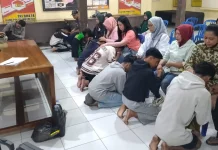 Belasan Remaja Pelaku Perang Sarung Mojokerto Dijemput Orang Tua