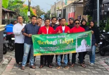 Warga Rungkut Surabaya Bagikan Ratusan Takjil kepada Pengendara
