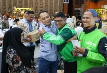 Jelang Lebaran, Walikota Eri Cahyadi Bagikan Santunan Kepada Anak Yatim dan Ojol