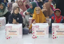Yatim Mandiri dan PLN Peduli Bagikan Parcel Lebaran untuk Lansia dan Dhuafa