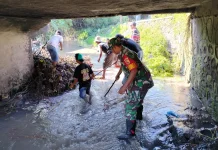 TNI dan Warga Kompak Bersihkan Sungai Cegah Banjir