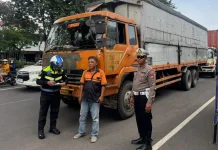 Satlantas Sidoarjo Tegur Sopir Truk Langgar Pembatasan Mudik