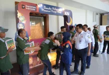 Wujud Kepedulian, KAI Daop 8 Surabaya Salurkan 204 Paket Sembako untuk Porter