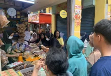 Pasar Soponyono Rungkut tetap Ramai Pembeli meski Harga Naik