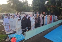 Ratusan Penyintas Lapindo Salat Id di Tanggul Porong