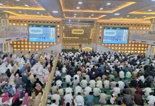 Ribuan Jemaah Salat Id di Islamic Center Surabaya