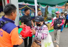 Hadiri Open House di Grahadi, Masyarakat Terima Sembako Gratis