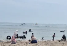 Momentum Lebaran, Wisatawan Padati Pantai Delegan Gresik