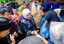 Warga Antusias Silaturahin dengan Gubernur Khofifah di Kediaman