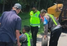 Petugas PJR Jatim Siaga Bantu Pemudik Alami Pecah Ban di Tol Gempol