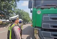 Polisi Tertibkan Truk Bandel Saat Arus Balik