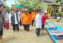Kalaksa BPBD Jatim Tinjau Banjir dan Kirim Bantuan di Pasuruan