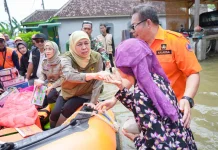 Khofifah Gercep Tangani Banjir di Pasuruan serta Pastikan Keselamatan Warga