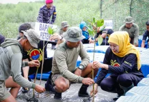 Bersama TNI, Khofifah Gelar Bersih Pantai