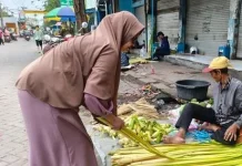 Pedagang Ketupat Porong Keluhkan Omzet Lebaran Menurun Tajam