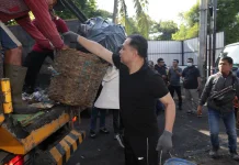 Walikota Surabaya Turun Tangan Bersihkan TPS Simpang Dukuh