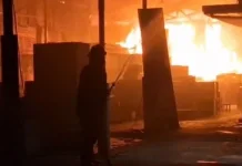 Gudang Kayu Sidoarjo Terbakar, Lima Unit Damkar Diterjunkan