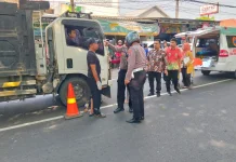 Pemotor Tewas Terseret Truk usai Tabrakan Beruntun di Sidoarjo
