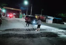 Jukir Gotong Royong Perbaiki Jalan Rusak Pasar Porong