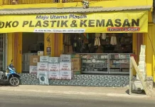 Toko Plastik di Surabaya Pusing Harga Plastik Melambung Drastis