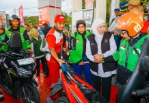 Gubernur Khofifah Bagikan BBM Gratis untuk 200 Pengemudi Ojek Online