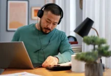 Bekerja Sambil Mendengar Musik: Menapa Ada yang Fokus dan Ada yang Terganggu?
