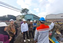 Bupati Sidoarjo Tinjau Ledakan Pabrik di Waru
