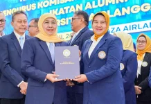 Lantik Pengurus IKA UNAIR, Khofifah Dorong Peran Strategis Alumni