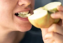Kebiasaan Makan Mengecap pada Anak hingga Lansia