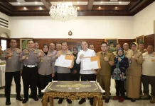 Pemkot Surabaya Serahkan Hibah Rehabilitasi Asrama Koblen