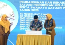 Mendikdasmen Abdul Mu'ti Resmikan Revitalisasi Sekolah di Sidoarjo