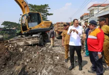 Penataan Kawasan Kali Tebu, Wali Kota Eri Target Pengaspalan Jalan Tuntas 20 Hari