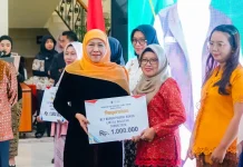 Khofifah Salurkan DBHCHT dan KIP Jawara, Dukung Kemandirian Ekonomi Perempuan