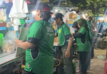 Pedagang Nasi Goreng Sentra Manukan Berseragam Persebaya