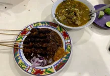 Menikmati Kelezatan Sate dan Gulai Legendaris di Warung Sate Chudori Manukan