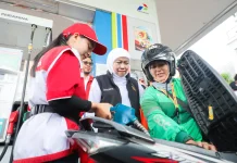 Gubernur Khofifah Bagikan BBM Gratis untuk Ojol Perempuan di Malang