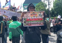 Ribuan Driver Ojol Tiba di Gedung DPRD Jatim Tuntut Pembubaran Aplikator Nakal