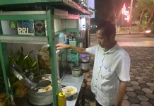 Kisah Inspiratif Cak Tris, 22 Tahun Menjadi Penjual Bakso Keliling