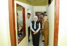 Gubernur Khofifah Tinjau Hasil Bedah Rumah Tenaga Keamanan SMAN 2 Surabaya
