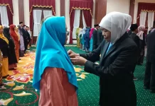 Gubernur Khofifah Sematkan Satyalencana Karya Satya kepada Ratusan Guru Jatim