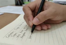 Menulis di Kertas atau Mengetik di HP, Mana yg Bagus untuk Otak?