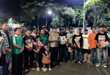 Dari Jalanan Surabaya, Pesan Damai Bonek Mengalir lewat Setangkai Bunga